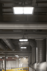 fuecht1 LED-Tiefstrahler zur flächigen Grundausleuchtung von Gebäuden mit hoher Raumhöhe. Copyright: Herbert Waldmann GmbH Co. KG