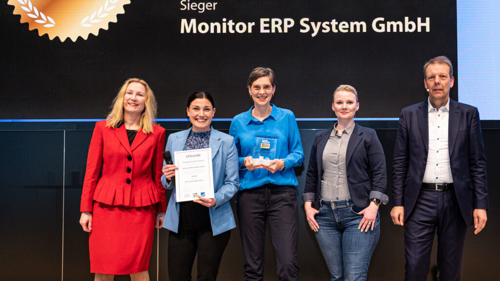 Mitarbeiterinnen von Monitor ERP auf der Bühne