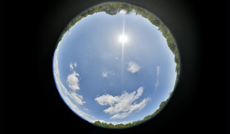 Ausblick der Wolkenkamera mit Sicht des Himmels sowie der Wolkengebilde über der firmeneigenen Photovoltaikanlage, Energieversorgung