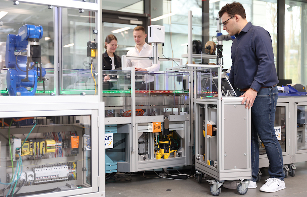 Andocken eines neuen Moduls an einer Produktionsinsel