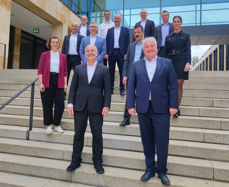 Der neu gewählte Vorstand des VDMA Software und Digitalisierung, oben angefangen (v.l.n.r.): Prof. Claus Oetter, Sebastian Betzin, Michael Frieß, Daniel Gal, Markus Günther, Dr. Thomas Genßler, Dr. Donatus Weber, Michael Möller, Susanne Henkel, Judith Armbruster, Klaus Bauer, Oliver Winzenried.
© VDMA