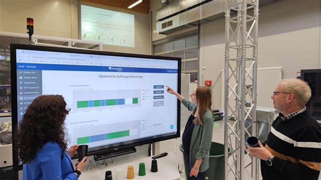 Mehr Effizienz in der Produktion: Die Smart-E-Factory begleitet nicht nur alle Prozesse digital, sondern zeigt auch die intelligente Optimierung von Produktionsauf- trägen.