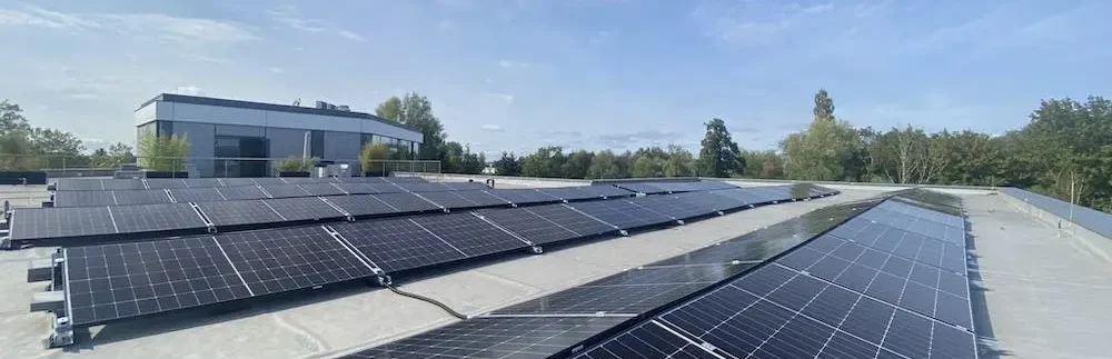Energie-Mix: Auf dem Dach der SmartFactoryOWL sorgen PV Paneele für eine regenerative Energieerzeugung