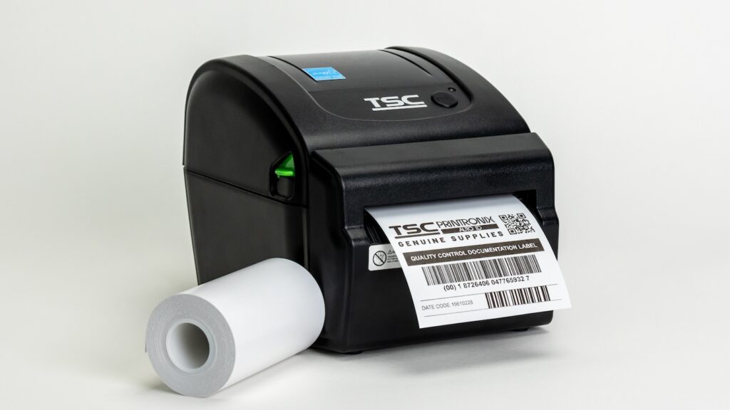 Der optimierte Linerless-Cutter von TSC Auto ID sorgt für konstant hohe Leistung, verringert Ausfallzeiten und überzeugt mit langer Verwendungsdauer bei der Verarbeitung trägerloser Etiketten. © TSC Auto ID