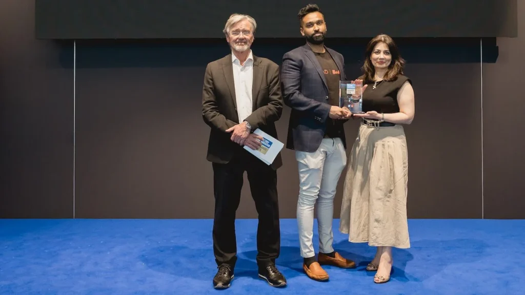 v.l.n.r.: Dr. Harald Hoff (Jurymitglied), Anam Rahman (VP of Champion AI), Sania Khan (GM EMEA & APAC) © KreativMedia